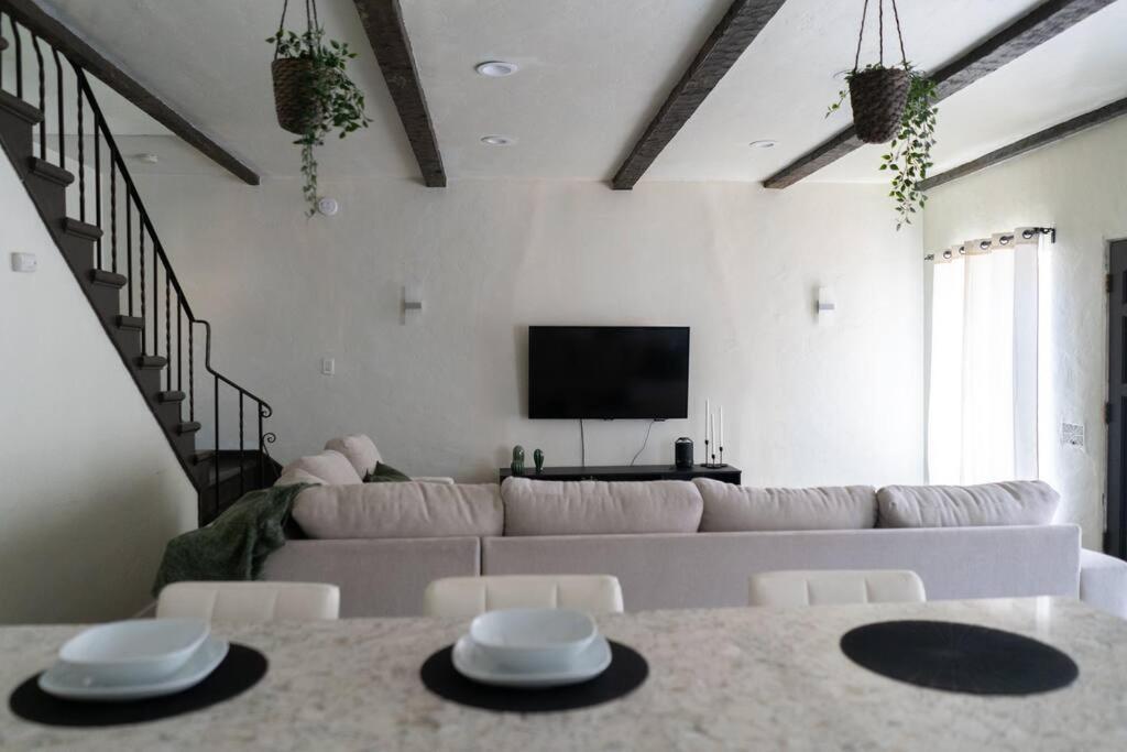 Spacious 2-Bedroom Unit In Hollywood Лос-Анджелес Екстер'єр фото